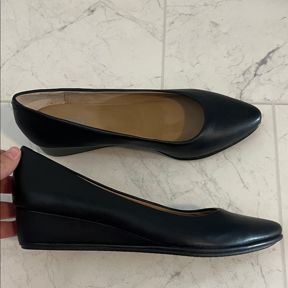 Ecco Women's Elegant Black Flats - Picture 5 of 8